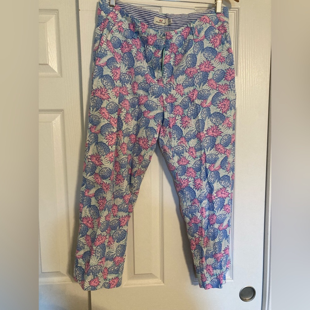 Vineyard Vines cropped pineapple pants — size 10